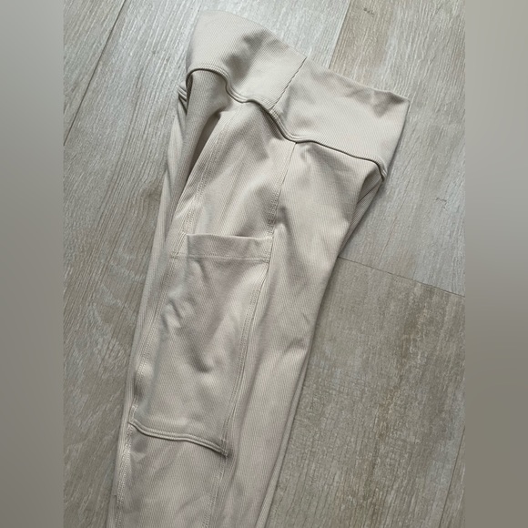 Bombshell ribbed pocket leggings in cream/ off white - Picture 3 of 7